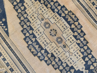 Central medallion on a blue & green extra large Sivas Turkish Rug.