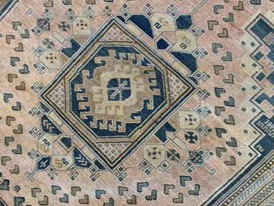 Central feature on a blue & green extra large Sivas Turkish Rug.