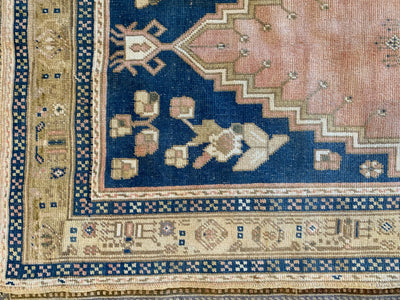 Close up of knotting and corner work on a blue & green medium Sivas Turkish Rug.