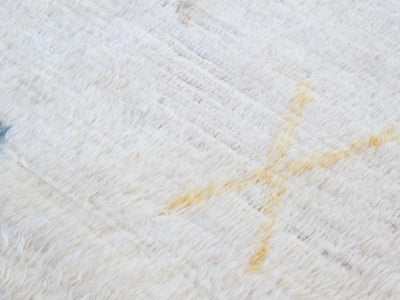 Close up of knots and pile on a white medium Turkish Tulu rug.