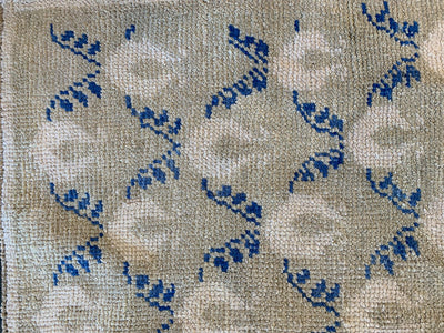 Close up of knotting on the corner of a blue & green Sivas Turkish Rug runner.